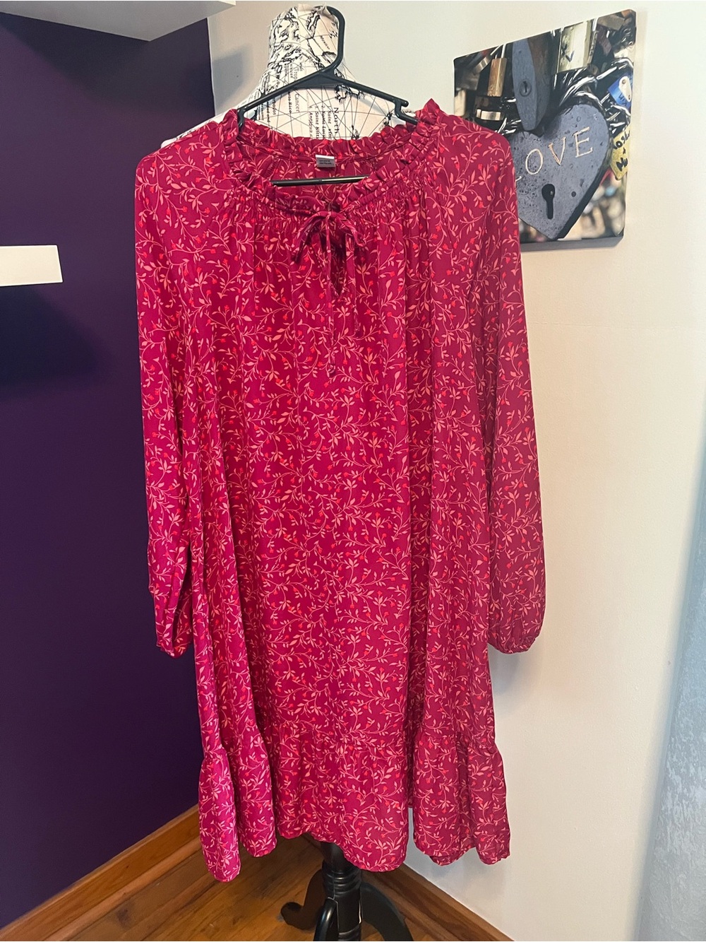 7 for $30 Old Navy Fuchsia/Red Floral Long-Sleeve Tie-Neck Dress